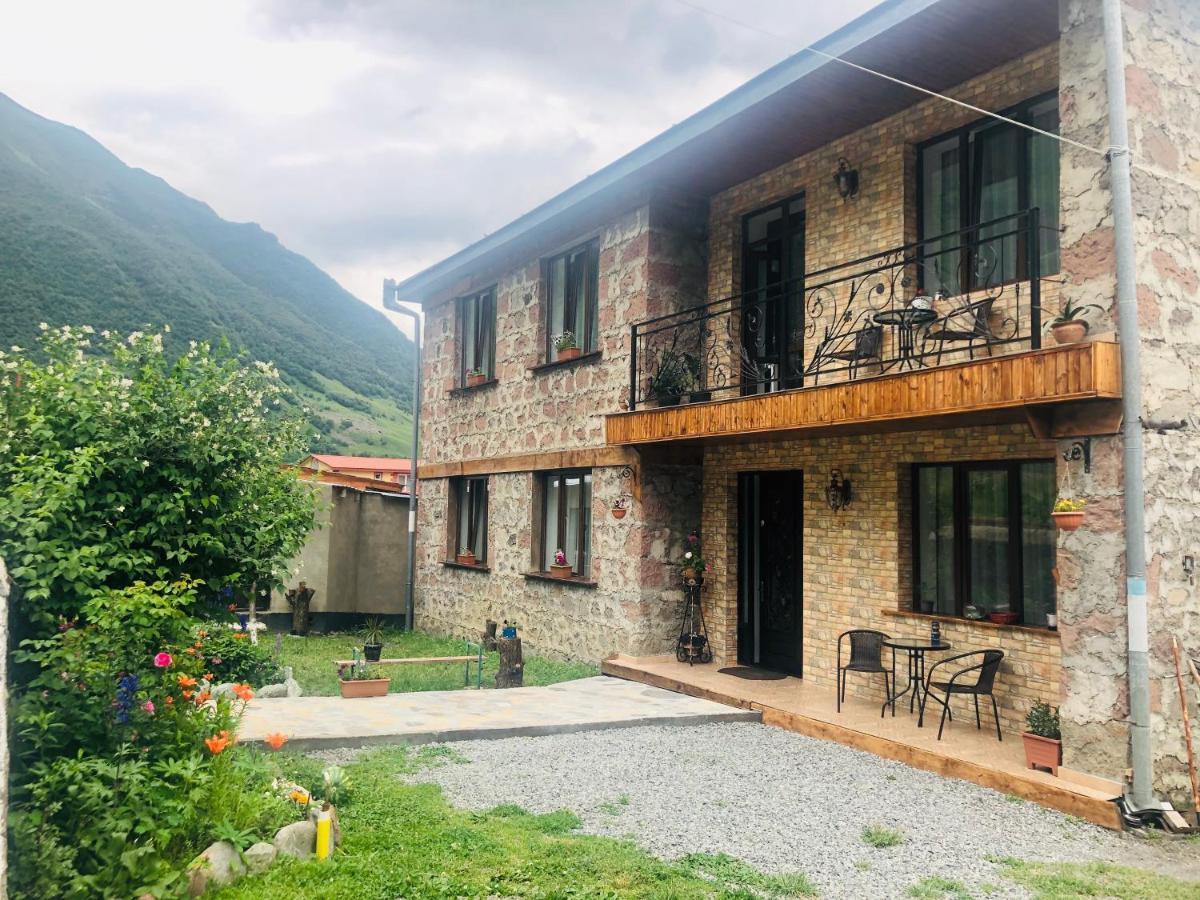 Ia'S Guest House Kazbegi Exterior foto